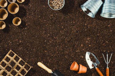 Toprak dokusu arkaplan görünümünde bahçe araçları.