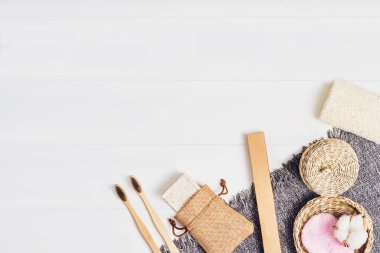 Beyaz arka planda vücut bakımı ya da banyo ürünleri. Üst görünüm 