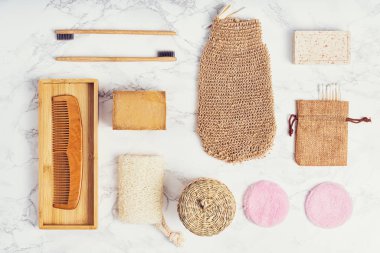 Beyaz arka planda vücut bakımı ya da banyo ürünleri. Üst görünüm 