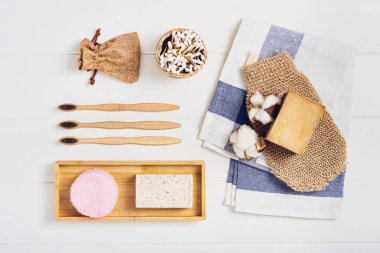 Beyaz arka planda vücut bakımı ya da banyo ürünleri. Üst görünüm 