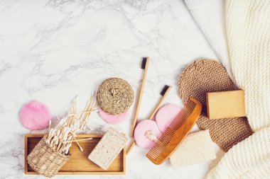 Beyaz arka planda vücut bakımı ya da banyo ürünleri. Üst görünüm 