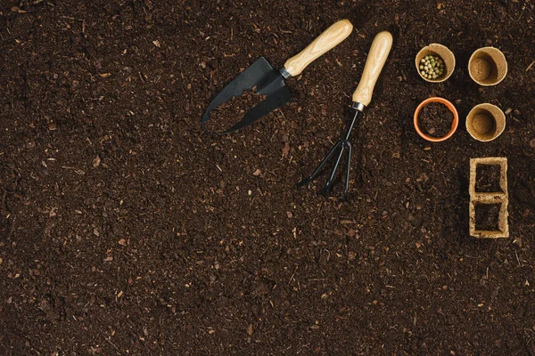 Herramientas de jardinería en la textura del suelo vista superior de fondo . — Foto de Stock