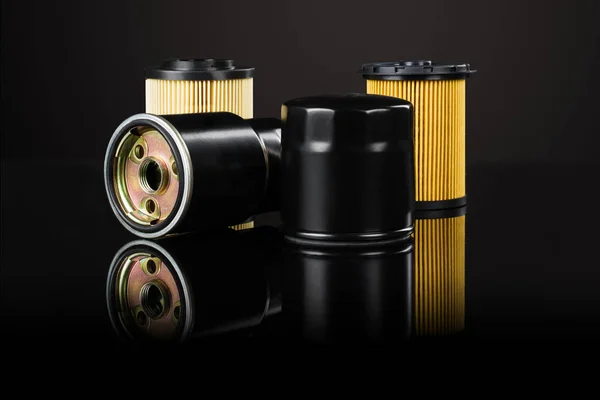 Siyah arkaplanda çeşitli otomotiv parçaları