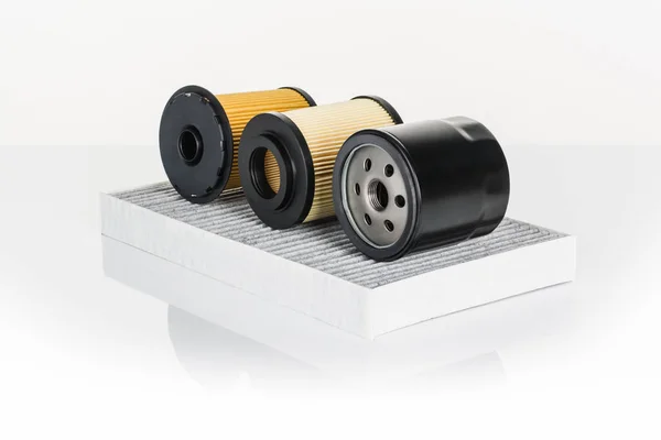 Beyaz arkaplanda çeşitli otomotiv parçaları