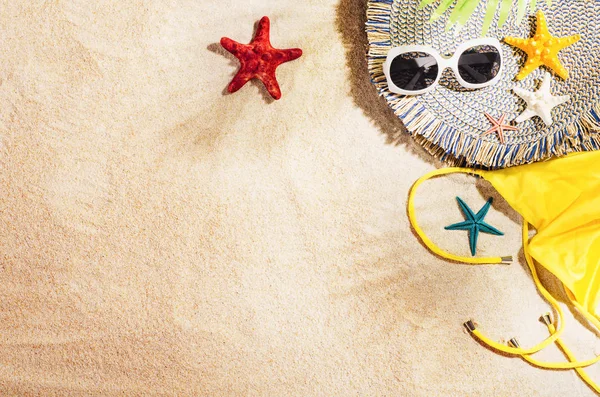 Arkaplanı kumlu, manzaralı. Yaz aksesuarları kavramı