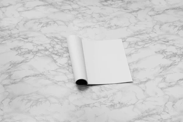 Mock-up magazin, újság vagy katalógus elszigetelt fehér márvány háttér. — Stock Fotó