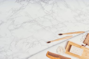 Beyaz arka planda vücut bakımı ya da banyo ürünleri. Üst görünüm 