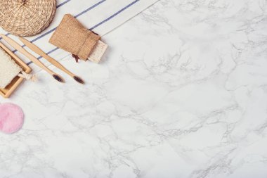 Beyaz arka planda vücut bakımı ya da banyo ürünleri. Üst görünüm 