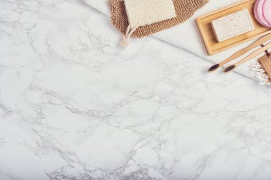 Beyaz arka planda vücut bakımı ya da banyo ürünleri. Üst görünüm 