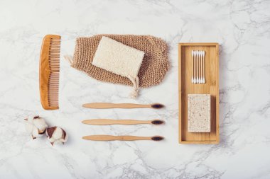 Beyaz arka planda vücut bakımı ya da banyo ürünleri. Üst görünüm 