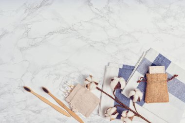 Beyaz arka planda vücut bakımı ya da banyo ürünleri. Üst görünüm 