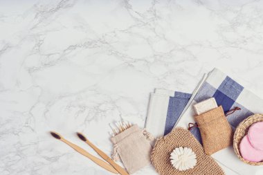 Beyaz arka planda vücut bakımı ya da banyo ürünleri. Üst görünüm 