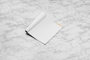 Model dergi, gazete veya katalog beyaz mermer arka planda izole.