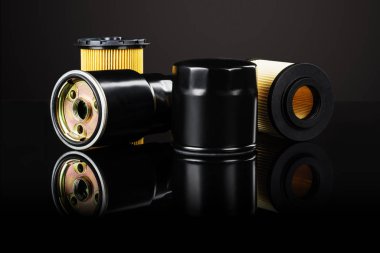 Siyah arkaplanda çeşitli otomotiv parçaları