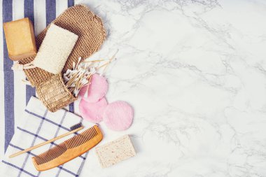 Beyaz arka planda vücut bakımı ya da banyo ürünleri. Üst görünüm 