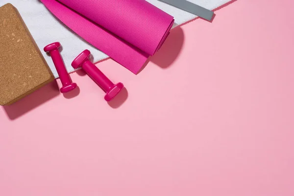 Spor fitness yatıyordu düz aksesuarlar arka plan, üst görünüm, kopyalama alanı