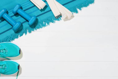 Spor fitness yatıyordu düz aksesuarlar arka plan, üst görünüm, kopyalama alanı