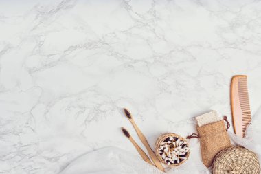 Beyaz arka planda vücut bakımı ya da banyo ürünleri. Üst görünüm 