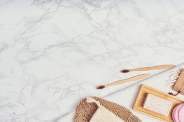 Beyaz arka planda vücut bakımı ya da banyo ürünleri. Üst görünüm 