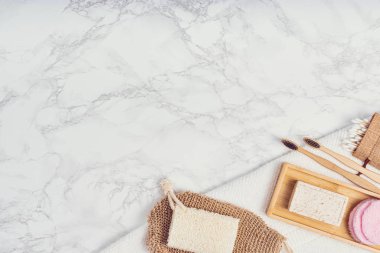 Beyaz arka planda vücut bakımı ya da banyo ürünleri. Üst görünüm 