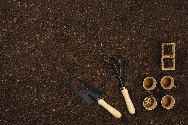 Herramientas de jardinería en la textura del suelo vista superior de fondo . — Foto de Stock