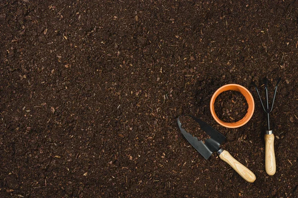 Εργαλεία κηπουρικής στην υφή του εδάφους. — Φωτογραφία Αρχείου