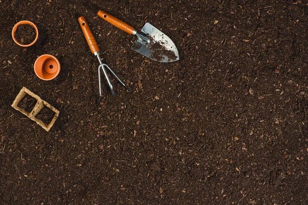 Herramientas de jardinería en la textura del suelo vista superior de fondo . — Foto de Stock