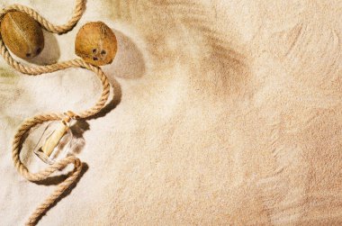 Arkaplanı kumlu, manzaralı. Yaz aksesuarları kavramı