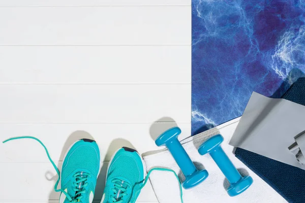 Sport fitness lay platte accessoires achtergrond, bovenaanzicht, kopieerruimte — Stockfoto