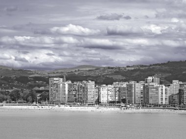 Siyah beyaz sahilde bir köy