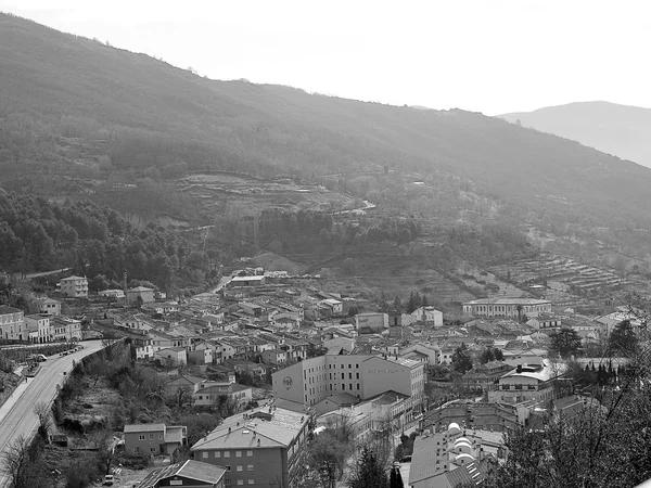 Górska miejscowość na czarno-białe — Zdjęcie stockowe