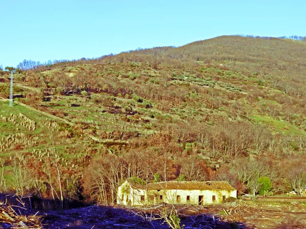 Dağda terkedilmiş ev — Stok fotoğraf