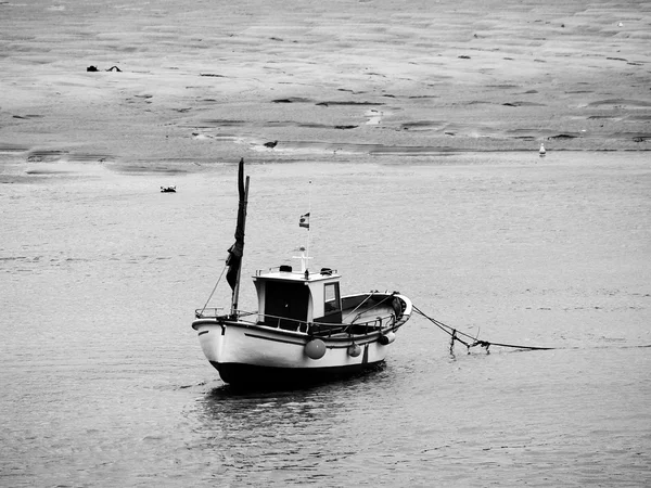 Magányos csónak a torkolat, fekete-fehér — Stock Fotó