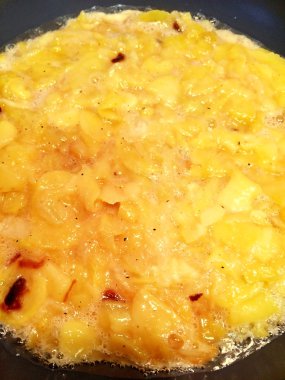 Bir İspanyol patates omlet pişirme