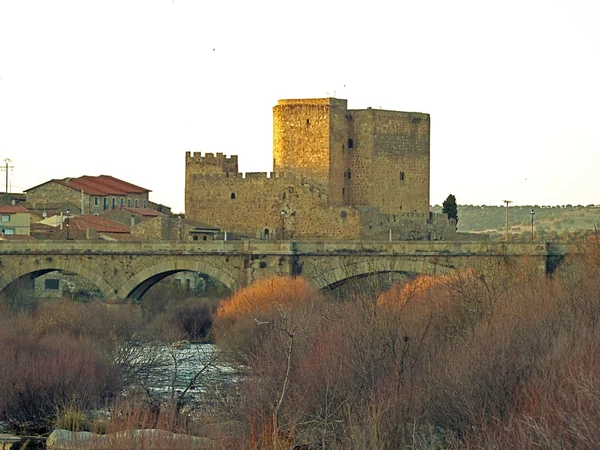 Château et pont en pierre sur un village espagnol — Photo