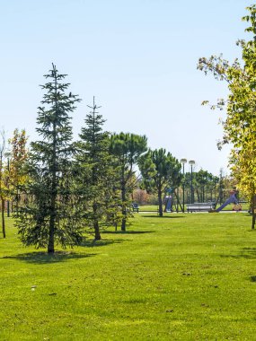 Oyun parkında bir köy üzerinde sonbahar