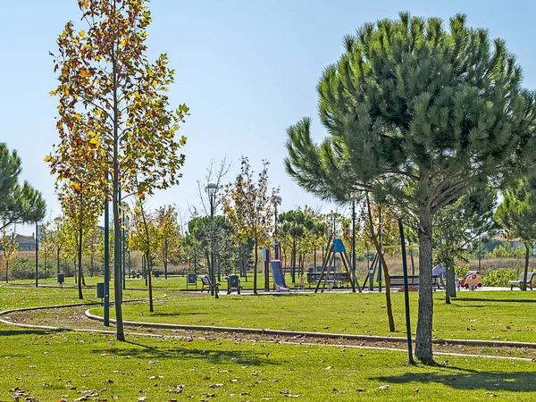 Oyun parkında bir köy üzerinde sonbahar — Stok fotoğraf