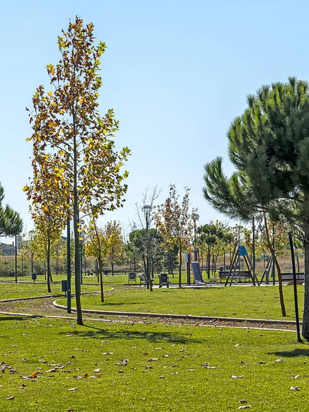 Oyun parkında bir köy üzerinde sonbahar — Stok fotoğraf