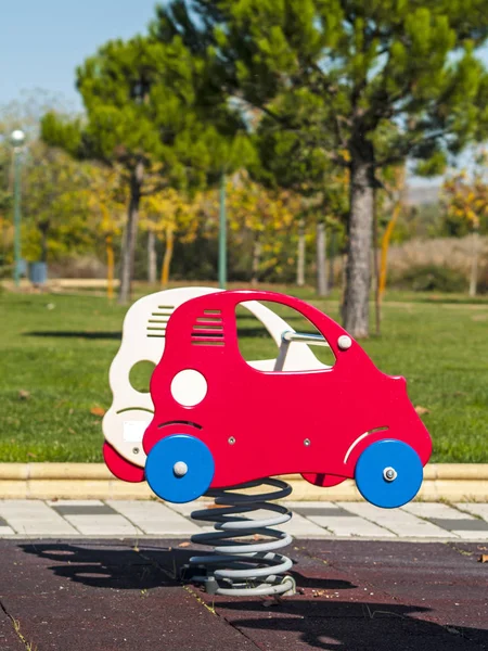 Bilen gunga på en lekplats — Stockfoto