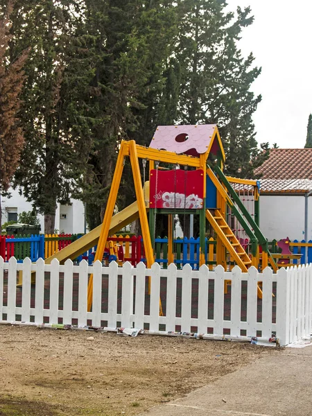 Schommels op een park voor kinderen — Stockfoto