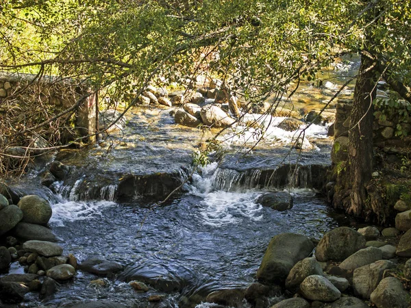 Río de montaña en otoño — Foto de Stock