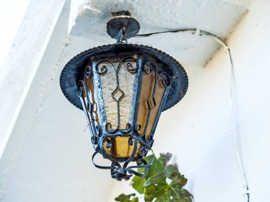 Fener bir köy evinin duvarında üzerinde