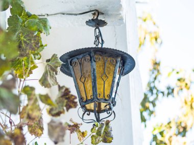 Fener bir köy evinin duvarında üzerinde