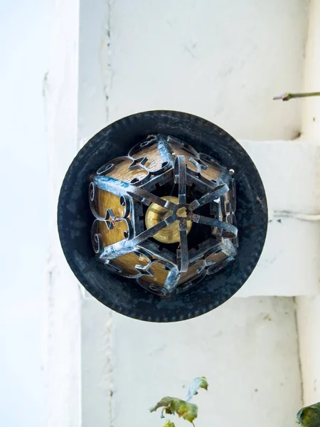 Lanterna na parede em uma casa de aldeia — Fotografia de Stock