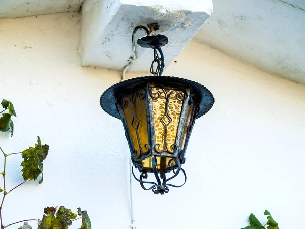 Fener bir köy evinin duvarında üzerinde