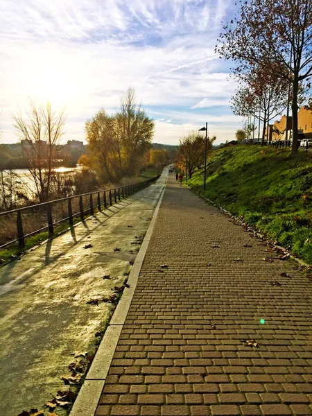 Un parque cerca del río Tormes en Salamanca en otoño —  Fotos de Stock