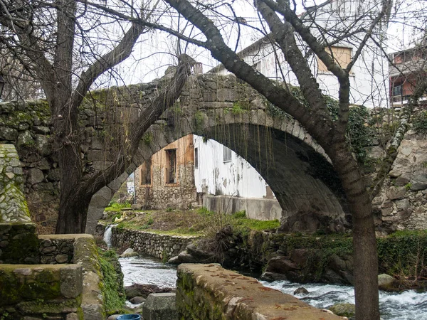 Puente de piedra en el barrio judío de Hervas, España — Foto de Stock