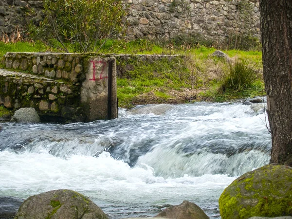 Río en el barrio judío en Hervas, España — Foto de Stock