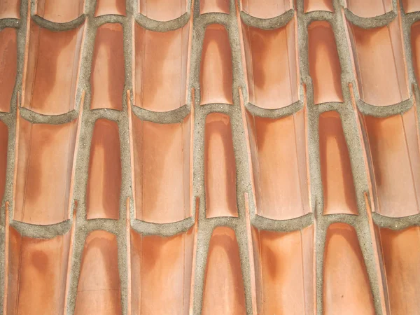 Braune Ausscheidung von Dachziegeln an einer Wand — Stockfoto