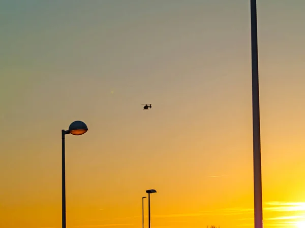 Naplemente a város és utcai és egy helikopter — Stock Fotó